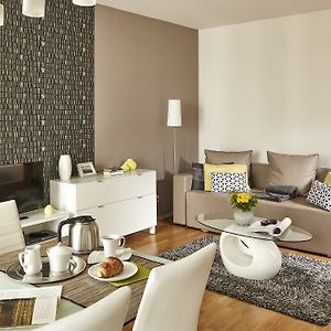Kamer met een Slaapkamer en een King Size Bed